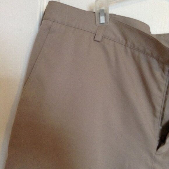 Nike Dri-Fit Men's Golf Bermuda Shorts Size 40 Golfing Beige Khaki Flat Front - Picture 4 of 9
